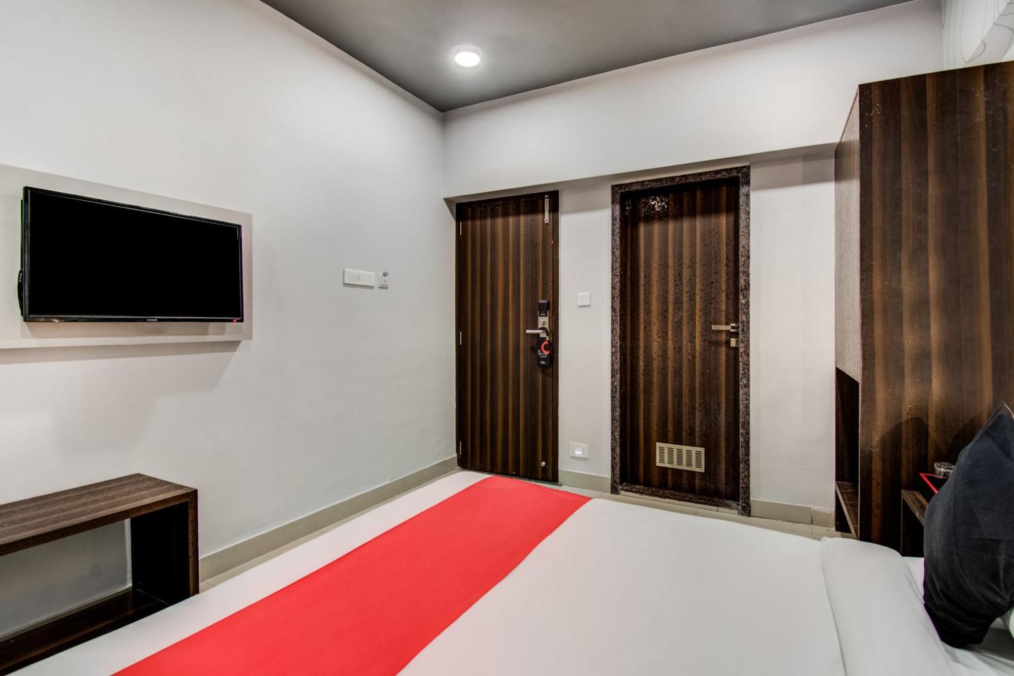 Collection O Rajdhani Near Pune Railway Station Luaran gambar
