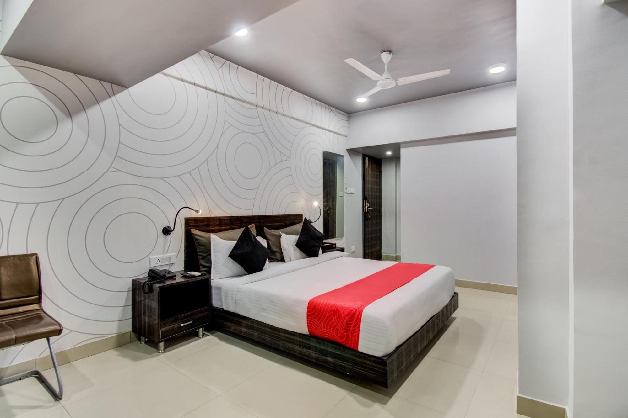 Collection O Rajdhani Near Pune Railway Station Luaran gambar