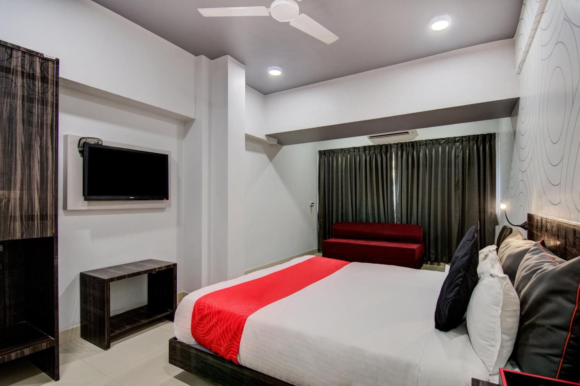 Collection O Rajdhani Near Pune Railway Station Luaran gambar